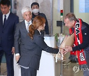 꽃다발 받는 클린스만 신임 축구대표팀 감독