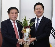 [포토]'윤 대통령의 축하난 받은 김기현'