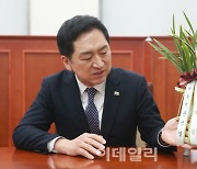 [포토]'윤 대통령의 축하난 바라보는 김기현'