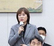 의원 질의에 답변하는 천명선 서울대 입학본부장