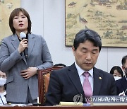 의원 질의에 답변하는 천명선 서울대 입학본부장