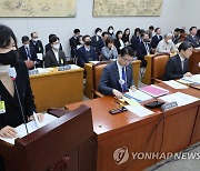 의원 질의에 답변하는 고은정 반포고 교장