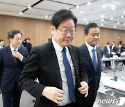 측근 빈소 찾은 이재명, 유족 조문 거부로 6시간째 대기(종합)