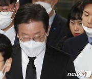 [뉴스1 PICK]이재명, 6시간 40분 기다림 속 조문…유서 관련 질문에 '묵묵부답'