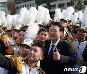 윤 대통령 '해군사관학교 엄지 척'