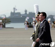 윤 대통령, 해군사관학교 졸업·임관식 참석