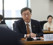 과기부 차관 “알뜰폰 가입, 인터넷은행 비대면 대출처럼 쉬워야”