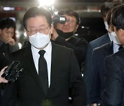 이재명, 20여분 조문…유족 "억울한 죽음 없도록 해달라"