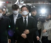 李, 7시간 기다려 전 비서실장 조문…질문엔 ‘묵묵부답’