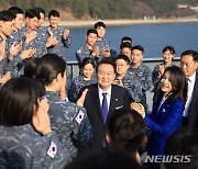 세종대왕함 승조원들 격려하는 윤 대통령 내외