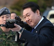 尹, UDT 첫 방문 “특수전 전력 강화해야”…당선 1주년 안보행보