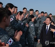 세종대왕함에 오른 윤석열 대통령 부부