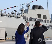 세종대왕함 승조원들과 인사하는 윤석열 대통령 부부