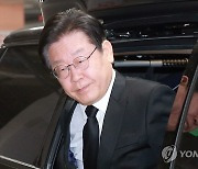 이재명, 前비서실장 조문…유족에 "유능한 분, 너무 안타깝다"