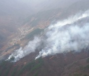 '하동 산불' 진화대원 1명 안타까운 사망···"오전 중 주불 잡을 것"