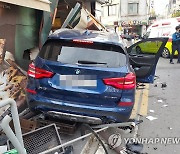 전남 무안서 SUV 1층 점포 돌진…6명 부상