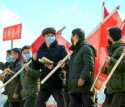 올해 농사 준비에 나선 북한 노동자들…"당 결정 관철"