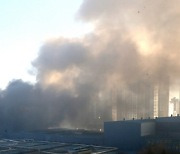숨막히는 화재 연기… 한국타이어 공장 덮은 위압감