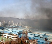 검은 연기로 뒤덮힌 한국타이어 대전공장