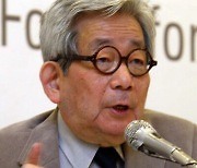 일본 작가 오에 겐자부로, 3일 별세…일 두번째 노벨문학상