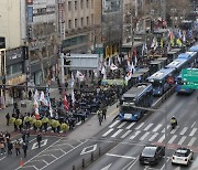 경찰, 서울 도심 집회 ‘양방향 전 차로 점거’ 막는다