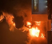 한국타이어 대전공장 큰 불...타이어 40만개 태우고 13시간만에 주불 잡혀