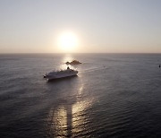 크루즈 여객선 3년 5개월만에 속초항 입항