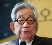 전후 일본 대표 작가 오에 겐자부로 별세…생전 일본 사죄 주장