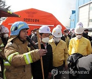 노동부 장관 '가동중단' 한국타이어 공장 찾아