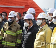 노동부 장관 '가동중단' 한국타이어 공장 찾아