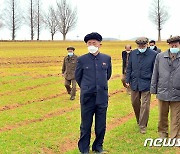 농업 챙기는 북한 김덕훈 내각총리…황해남도 농장 시찰