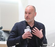 발언하는 비에른 앤월 볼보차 최고영업책임자