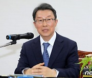 기자간담회하는 김수일 제주지방법원장