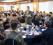 이종섭 "軍 초급 간부 복무여건 개선 필요성 절실히 공감"