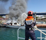 통영 미수항 계류선박 4척 화재…그라인더 불티 원인 추정(종합)