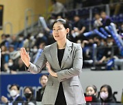 [WKBL PO 경기 후] 박정은 BNK 감독, “초반에 흐름이 좋았다” … 임근배 삼성생명 감독, “선수들에게 박수를 보내고 싶다”