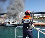 통영 미수항 계류선박 4척 화재…인명피해 없음 