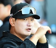 [MD포토] 취재진 바라보는 한화 김서현 '날카로운 눈빛'