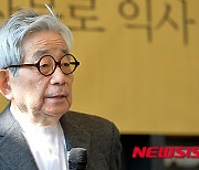 "전후 일본의 양심" 오에 겐자부로 별세에 국내서도 추모