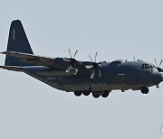 착륙하는 AC-130J 특수전 항공기