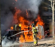 부산 상가건물 1층 나무데크 불…30명 대피