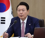 윤대통령, '주 최대 69시간' 근로시간 개편안 보완 검토 지시