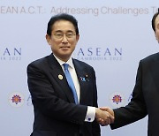 윤대통령, 모레 일본서 기시다와 정상회담·만찬…"관계 정상화 논의"