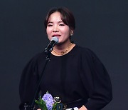 [ST포토] 스롱 피아비 '정성스럽게 준비한 수상 소감'