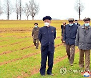 북한 김덕훈 총리, 청단군 읍농장 사업 현지 요해