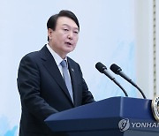 일자리창출 우수기업 CEO 초청 오찬에서 인사말 하는 윤석열 대통령