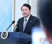 일자리창출 우수기업 CEO 초청 오찬에서 인사말 하는 윤석열 대통령