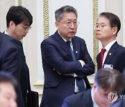 대화하는 이정식 노동부 장관과 김민석 고용노동비서관
