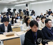 윤 대통령 일본 방문 일정 브리핑 받는 출입기자