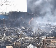 잔불 정리 작업이 한창인 한국타이어 대전공장